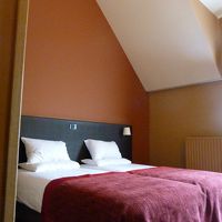 部屋は少し狭いです