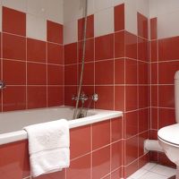 バスタブは狭いですが、モダンなバスルーム