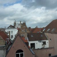 ブルージュの美しい街並みが窓越しに見えます