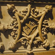 カモインシスの棺の中央には筆と竪琴のレリーフが！