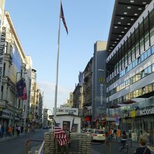 たくさんの観光客がひっきりなしに写真を撮っていました．