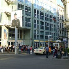 壁博物館の前です．