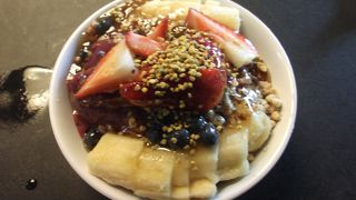 ここではやっぱりアサイーボウルを食べておきたい！