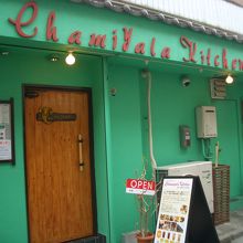 住宅地の中で目立つ外観