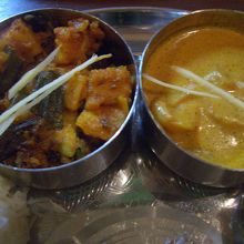 オクラ＆じゃがいものサブジココナツベースの海老マッシュルーム