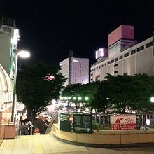 ビルの谷間・夜景