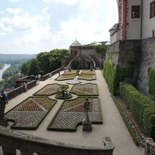 想像していたより狭い庭園です