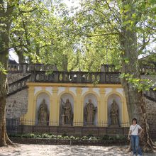 聖人像の並ぶテラスと階段が続きます