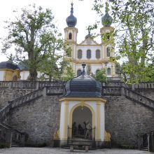 最上段テラスのキリスト磔刑と教会