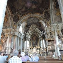 教会内部はロココ様式装飾で綺麗です