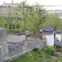 登ってきた階段状の参道