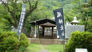 静かな住宅街にある墓所です