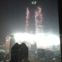 ビルが爆発してるみたい