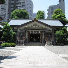 ビルを背景に建っています