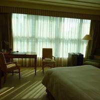 部屋には大きなデスクもあり、充分な広さでした