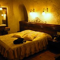 １つめの部屋　広々とした中に大きなダブルベッドが