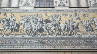 迫力のある君主の行列