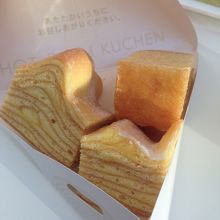カットされたバウムクーヘンが入っています