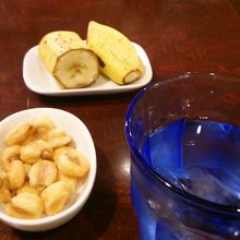 先ず、バナナとジャンボコーンとお水が出ます。笑