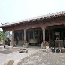 骨董品置き場に成れ果てた大殿。