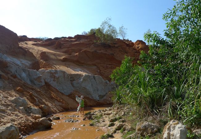 ネーミングは変だが、裸足で小川を歩くのは気分がいい。