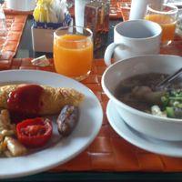 朝食はバイキングです。どれも美味しいけど、アジアは麺！