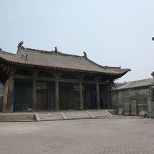 ひっそりと建つ九郎廟。ここも骨董品市場になっていました。