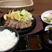 九州自動車道路下り線　宮川ＳＡのレストラン　杜の食卓の　”あか牛のステーキセット”
