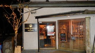 地元芸術家作の陶器やコスメを売っています。カフェも併設