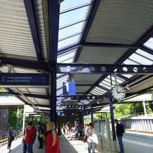 次に来る列車が電光表示されます．