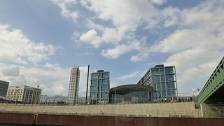 ガラス張りの立派な駅舎です．