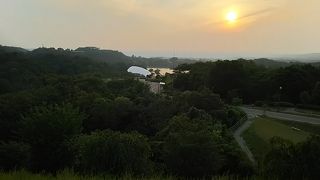 鞍ケ池を見下ろすハイウェイオアシスの展望台