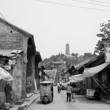 オート三輪と古塔の風景
