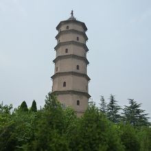 断崖の上の古塔