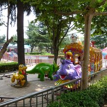 古塔の脇に広がる田舎の遊園地