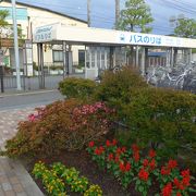 酒田駅を下車して駅前ロータリーを右手進んだ場所にあります