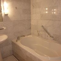 バスタブは広く、別にシャワーブースもありました