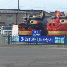 駅前で歓迎する青獅子・赤獅子