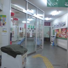 駅構内　飲食店も奥にあります