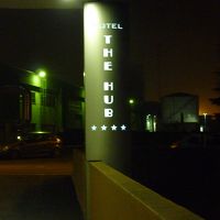 郊外にあり機能的なデザインのホテルです