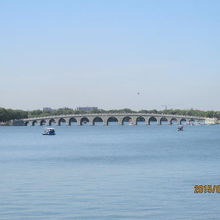 十七孔橋。ツアーは遠くから眺めるだけ。