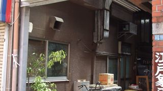 せんべい、居酒屋、ワインバーありの小さな路地商店街