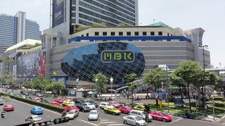 お土産から怪しい物まで一通りそろっている