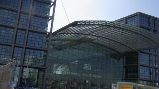 明るくきれいなガラスの駅舎