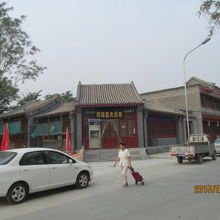 同宛堂大薬房。こちらも改装中。