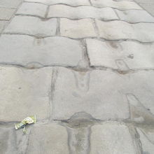 年代を感じさせる轍の跡。