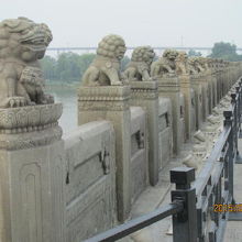両脇の欄干には、すべて異なる石獅子が501匹鎮座する。