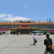 広い駐車場です。大渋滞で他の車も着いていません。