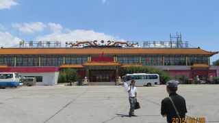 ２０００人が食事が出来る大きなレストラン、土産物屋と宝飾品店が入ってます。