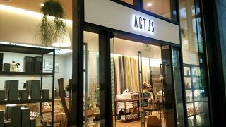 カフェ併設のアクタス